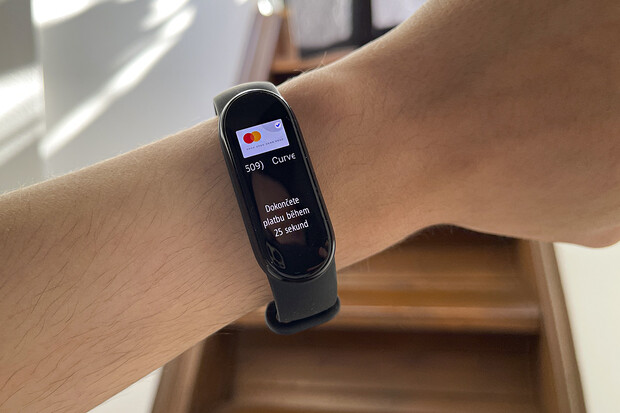 Nejlevnější platby ze zápěstí: s Mi Smart Band 6 NFC zaplatíte už i v ČR