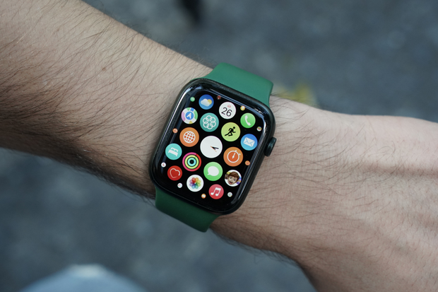 Odolné hodinky Apple Watch mají být z titanu a měřit teplotu uživatele