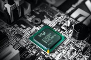 Intel je v křeči a dokazuje to trapnou reklamou, kterou snad ani nechcete vidět – Glosa