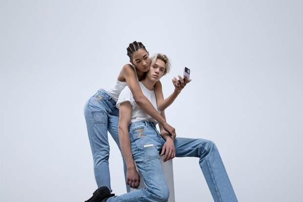 Samsung představuje džíny, které slouží jako příslušenství k mobilu