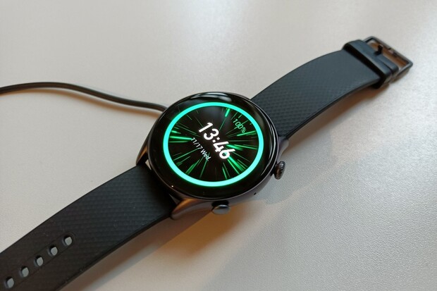 Špičkové hodinky Amazfit Falcon s titanovým tělem unikají na videu