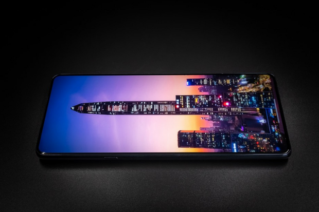 60Mpx selfie kamerka schovaná v displeji? Nejen to nabídne Motorola Moto Edge X30