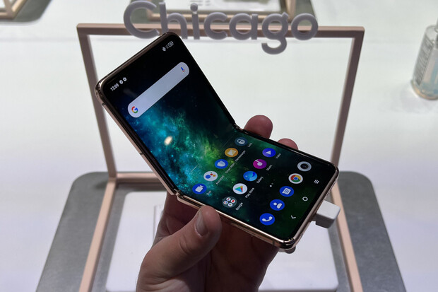 Véčko s ohebným displejem má i TCL. Jeho koncept Chicago jsme zkusili v Las Vegas