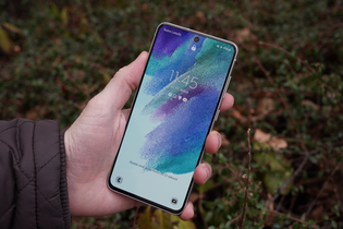 Android 16 už dostal i téměř 4 roky starý Samsung Galaxy S21 FE