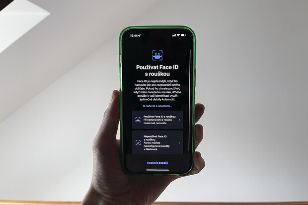 Apple si všiml pandemie, Face ID vás již brzy rozpozná i s rouškou a bez Apple Watch