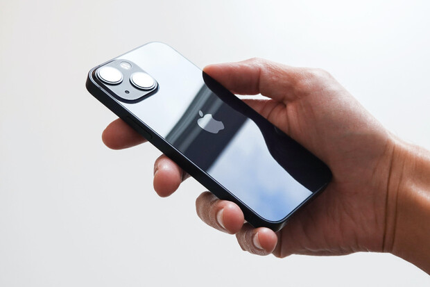 iPhone 13 je poprvé ve slevě. Levnější jsou také Apple Watch SE