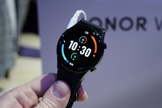 Chytré hodinky Honor Watch GS 3 se prezentují jako šperk pro vaše zápěstí