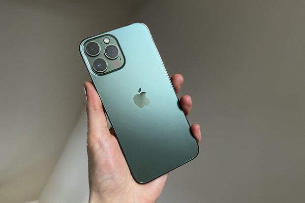 Láska na první pohled? Podívejte se na iPhone 13 Pro Max v barvě Alpine Green