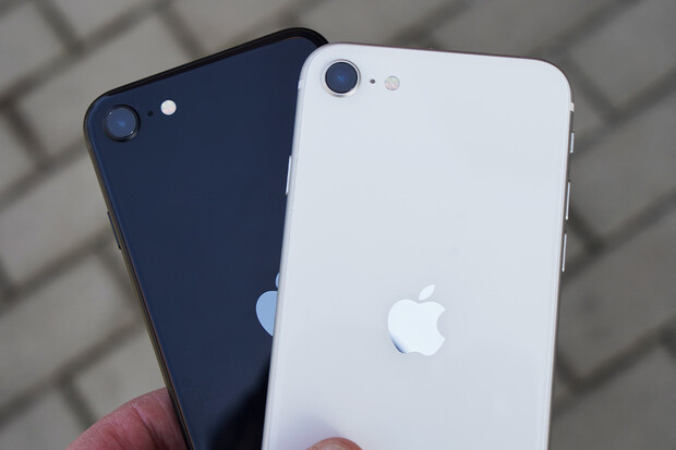 Opravit nový iPhone SE (2022) nebude lehké, Apple použil zcela jiné díly