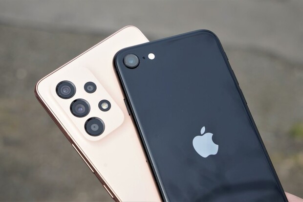 Porovnali jsme, jak fotí Samsung Galaxy A53 a „nový“ iPhone SE (2022)