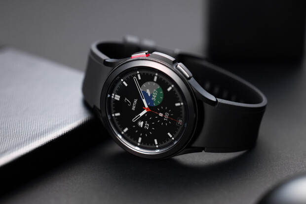 Galaxy Watch4 Classic jsou teď extra výhodné, platí na ně hned dvě slevy naráz