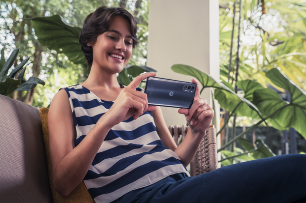 Motorola Moto G82 5G má špičkový displej, výkon i velkou baterii