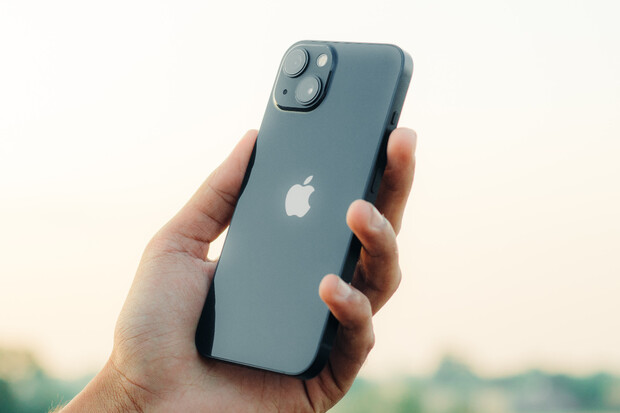 iPhone 13 zlevnil o rekordních 5 200 Kč, navíc je se zárukou na 3 roky