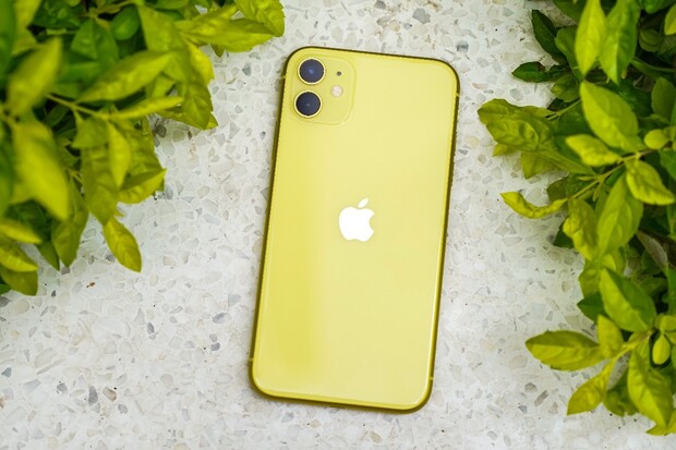 Návrat po 4 letech? Apple zřejmě představí žluté iPhony 14