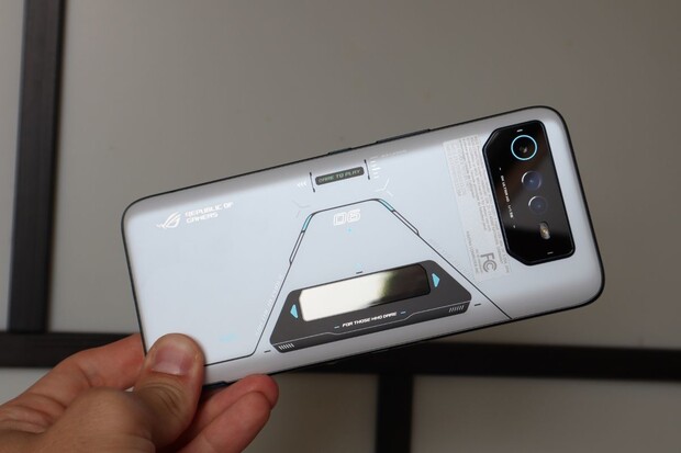 Další herní monstra? ASUS chystá ROG Phone 6 (Ultimate). Jak bude vypadat?