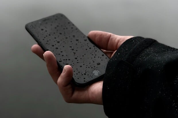Apple má patent, který zpříjemní používání iPhonů na dešti