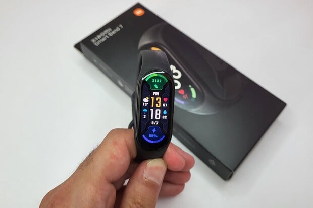 Testujeme oblíbený náramek Xiaomi Smart Band 7. Umí rovnou česky?