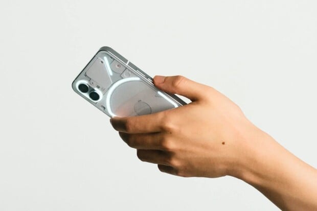 Nothing Phone (1) oficiálně: ikonický design, čistý Android a cena, která potěší