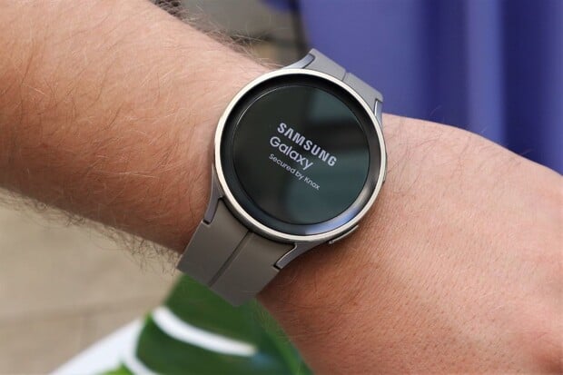 Samsung Galaxy Watch5 Pro sází na titan, obří baterii a pokročilé sportovní funkce