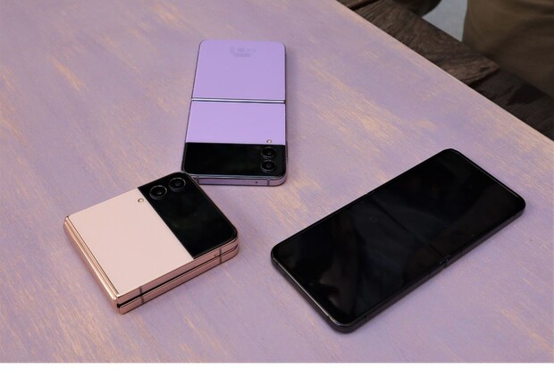 Mezigenerační srovnání rozdílů ohebných véček Galaxy Z Flip4 a Z Flip3