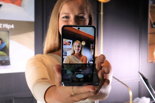 Už žádné mezery mezi displejem, naznačuje video k Samsungu Galaxy Z Flip5