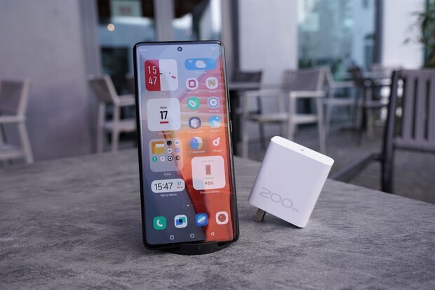 Otestovali jsme 200W nabíjení iQOO 10 Pro. Skutečně je tak bleskově rychlé?