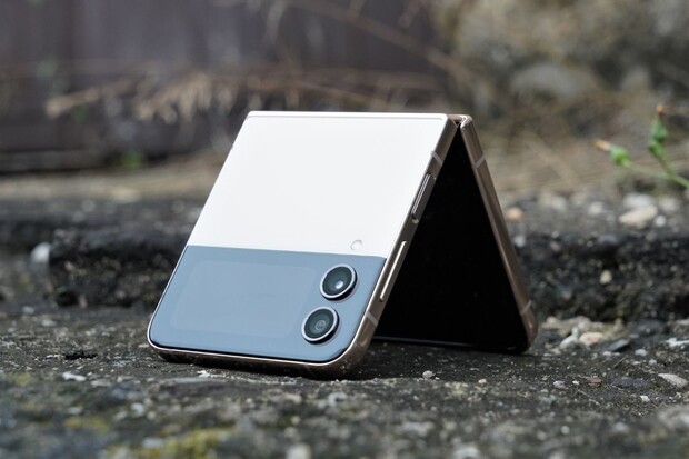Jak fotí a natáčí Galaxy Z Flip4 za zhoršených světelných podmínek?