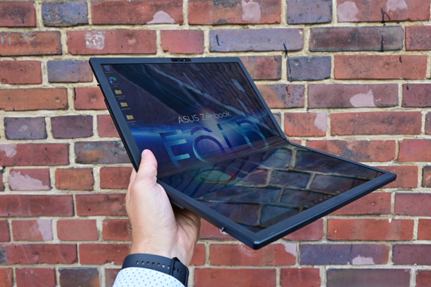 Notebooková revoluce? Tady jsou naše první dojmy z ASUSu ZenBook 17 Fold OLED 