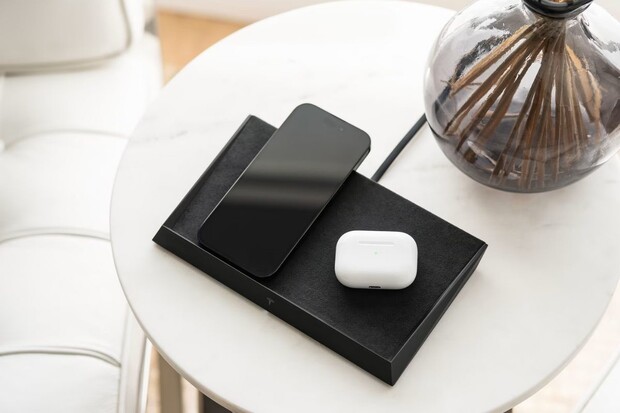 Tesla představuje hříšně drahou bezdrátovou nabíječku, kterou chtěl vyrobit Apple