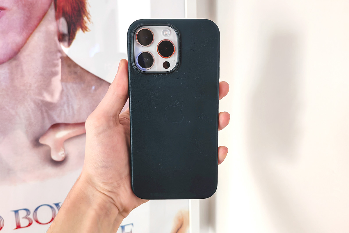 Podívejte se, jak to iPhonu 14 Pro Max sluší v originálním koženém
