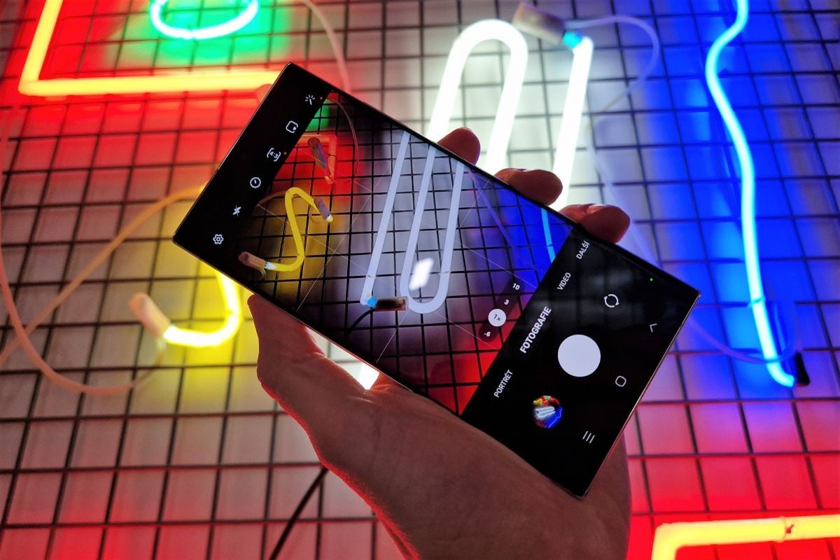 Aktualizace smartphonů Samsung na Android 14 může způsobit problémy s Android Auto