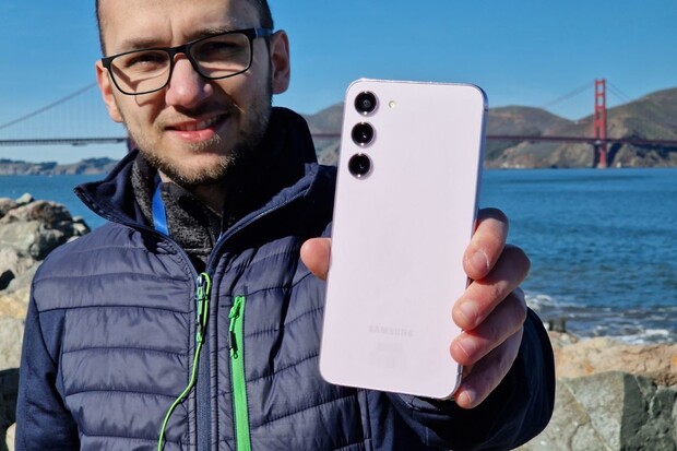 Galaxy S23 naživo! Kompakt od Samsungu dostává větší baterii a procesor Qualcomm