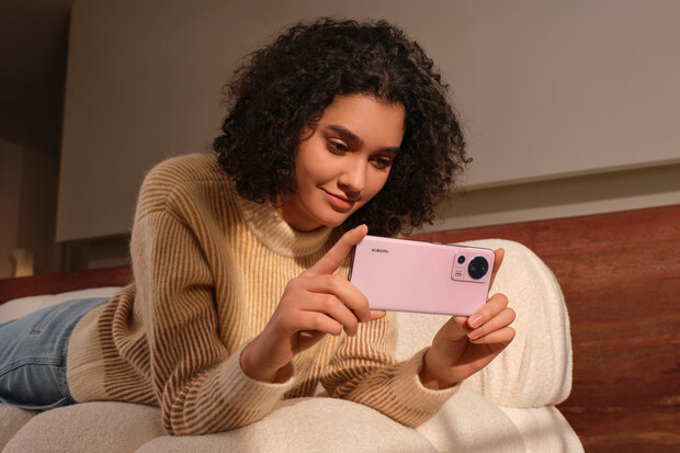 Xiaomi 13 Lite na vás hledí velkým okem a láká 256GB pamětí