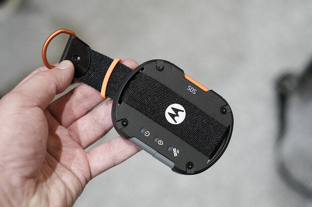 Najděte místo, kde nemáte signál. Poté využijete Motorolu Defy Satellite Link