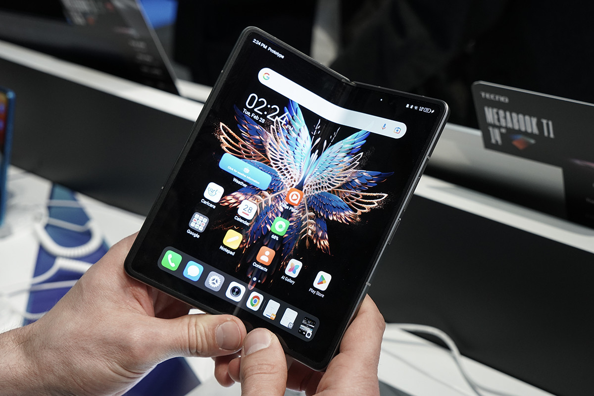 Tecno Phantom Ultimate je koncept telefonu s rolovatelným displejem ...