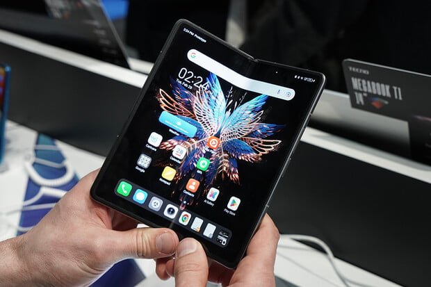 Ohebné Tecno Phantom V Flip 5G láká kruhovým displejem. Představí se 22. září