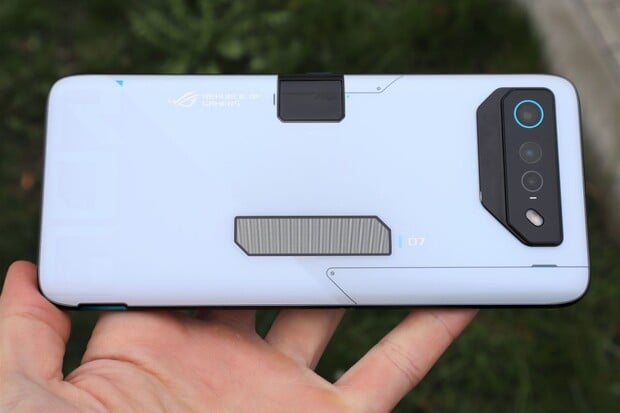 Drsný test ASUSu ROG Phone 7 Ultimate ukazuje jeho vnitřnosti 