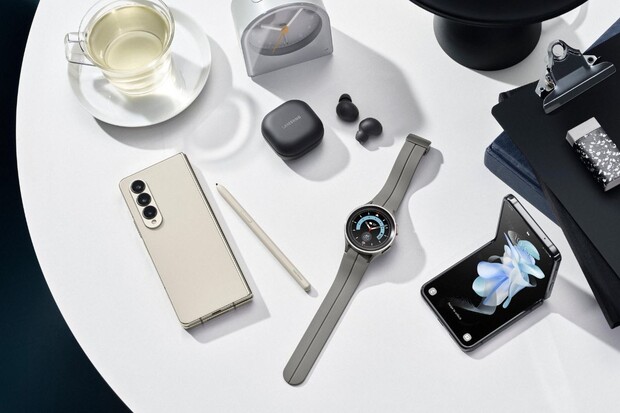 Akce 1+1. K hodinkám Samsung nyní sluchátka Buds2 zcela zdarma