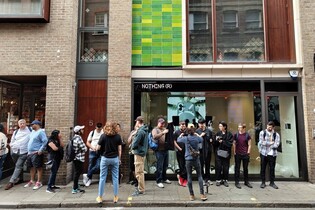 Obrazem: na Nothing Phone (2) se stojí ve světě fronty jako před lety na iPhony