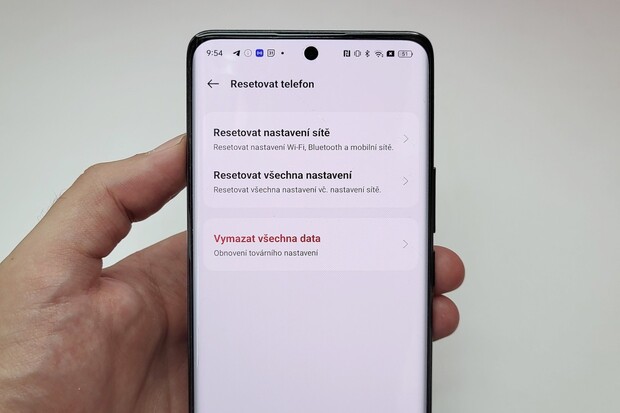 Pozor na osobní data! Jak správně smazat telefon, než jej pošlete dále?