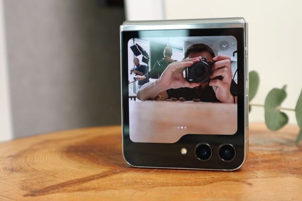 Vnější displej Galaxy Z Flip5 může být chytřejší, než se na první pohled zdálo