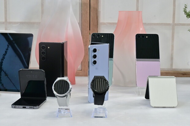 Přehledně: kolik stojí nové Samsungy Z Fold5 a Flip5, tablety Tab S9 a hodinky Watch6