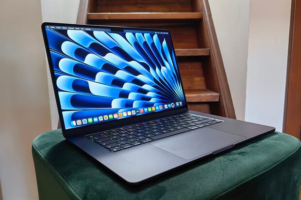 Apple usilovně pracuje na 20,3" ohebném MacBooku, prozradil známý analytik
