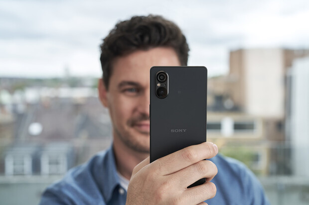 Nová Sony Xperia 5 V má na zádech o kolečko méně, výbavou však stále oslní