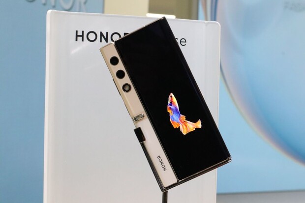 Honor na veletrhu IFA 2023 uvedl křížence mezi kabelkou a skládacím telefonem