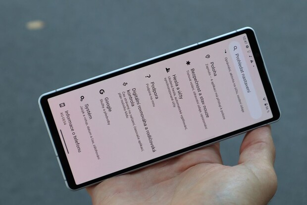 Testujeme kompaktní Sony Xperii 5 V s 5 000mAh baterií. Co vás na ní zajímá?