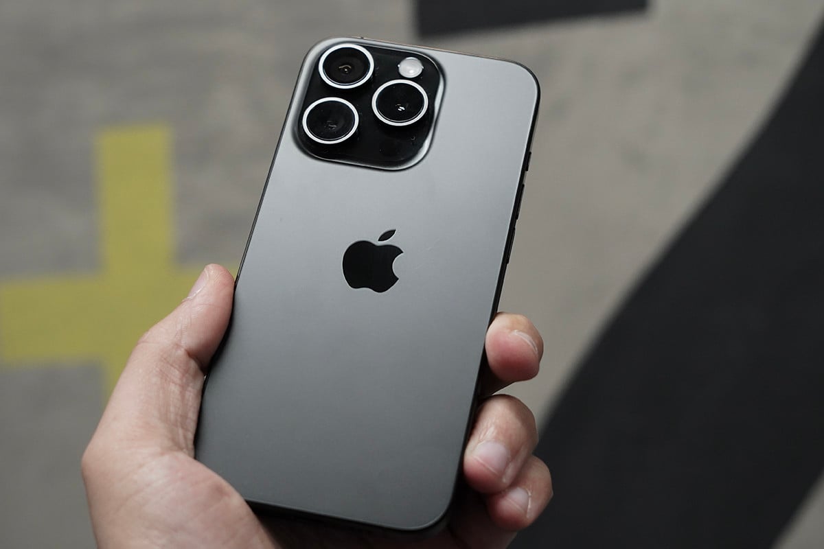 Tenir un iPhone 15 Pro nu sans coque peut changer sa teinte, prévient Apple