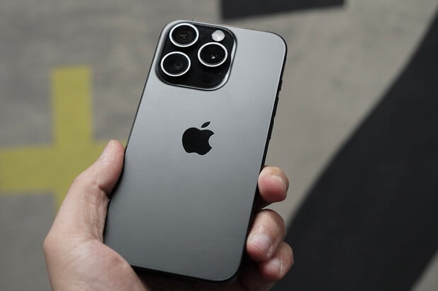 Apple přiznává problémy s přehříváním iPhonů 15 Pro. Na opravě se pracuje