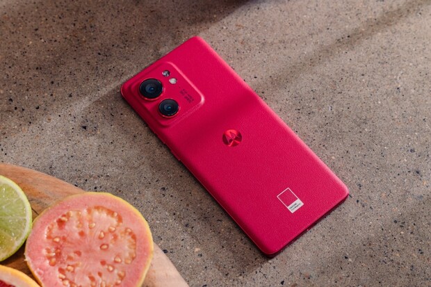 Vlajková Motorola Edge 40 je téměř dvakrát levnější, vyjde jen na 7 999 Kč