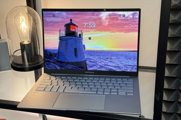 ASUS ZenBook 14 OLED je tenká stylovka s AI i parádní konektorovou výbavou